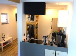 Kühlschrank, Mikrowelle, Herdplatte, Wasserkocher mit Kaffee-/Teezubehör