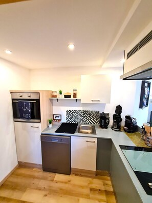 Refrigerador, microondas, placa de cocina, cafetera/tetera