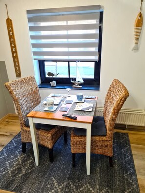 Dining - Apartment 'Michaelas Huus- Zwischen Den Meeren' with Private Terrace and Wi-Fi (Trappenkamp)