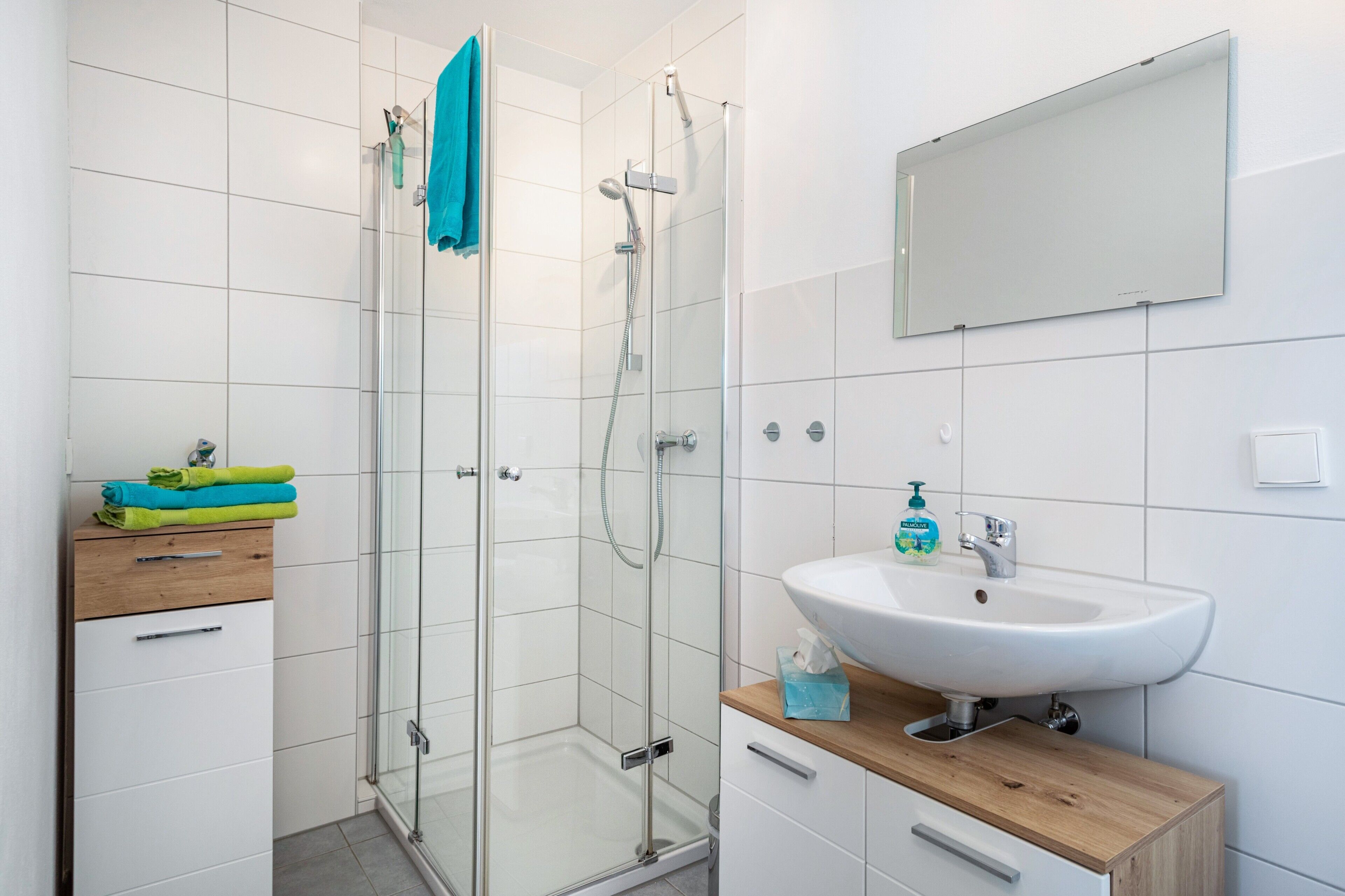 Een douche, een haardroger, handdoeken