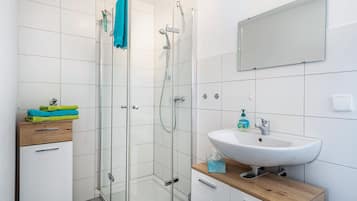 Een douche, een haardroger, handdoeken