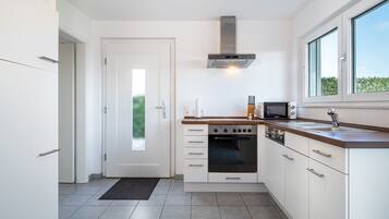 Kjøleskap, mikrobølgeovn, ovn og kokeplater