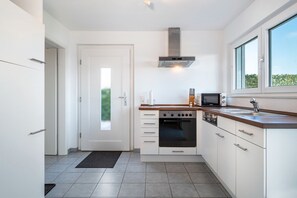 Fridge, microwave, oven, stovetop - Apartment 'Kienast' with Mountain View, Private Terrace and Wi-Fi (Markdorf)