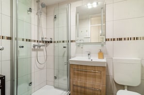 Douche, sèche-cheveux, serviettes fournies