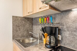 Frigorifero, forno, piano cottura, macchina per tè/caffè