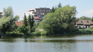 A lake with buildings in the background. - Vacation apartment '2' with Wi-Fi (Meersburg)