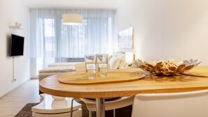 A dining area with a wooden table, two glasses of water, and a decorative bowl. - Vacation apartment '2' with Wi-Fi (Meersburg)