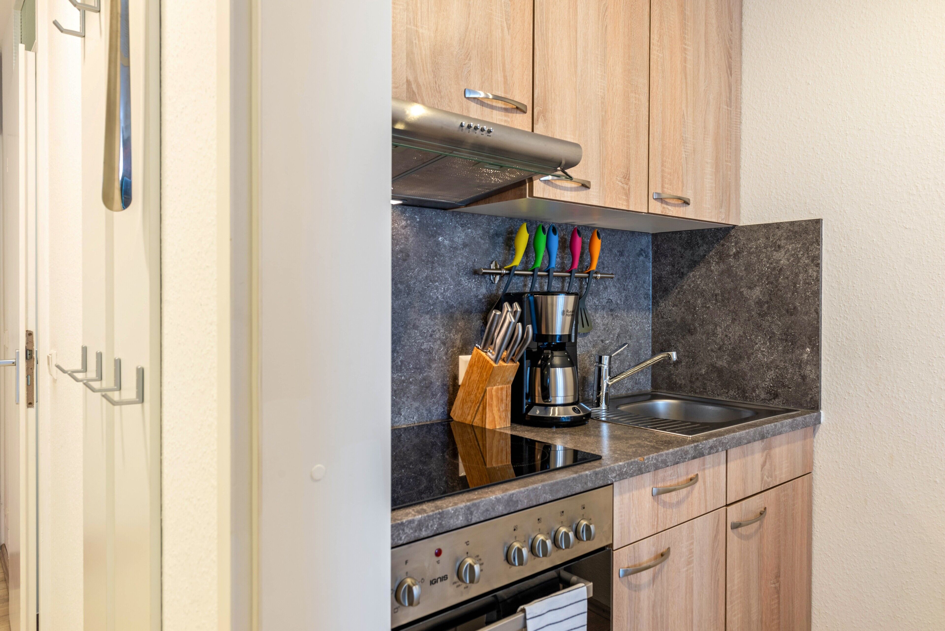 Réfrigérateur, four, plaque de cuisson, cafetière/bouilloire