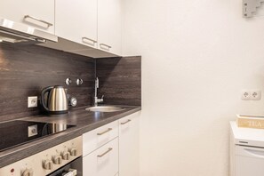 Fridge, oven, stovetop, coffee/tea maker