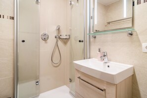 Een douche, een haardroger, handdoeken