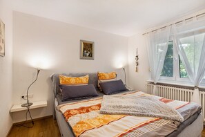 2 slaapkamers, een strijkplank/strijkijzer, gratis wifi, beddengoed