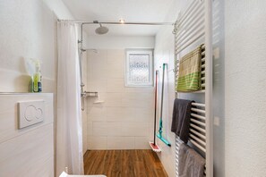 Een douche, een haardroger, handdoeken
