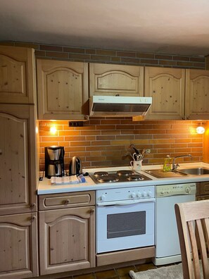 Fridge, microwave, oven, stovetop - Holiday Apartment 'Hof Woogebreeg -2-room' with Shared Garden and Wi-Fi (Dagebüll)