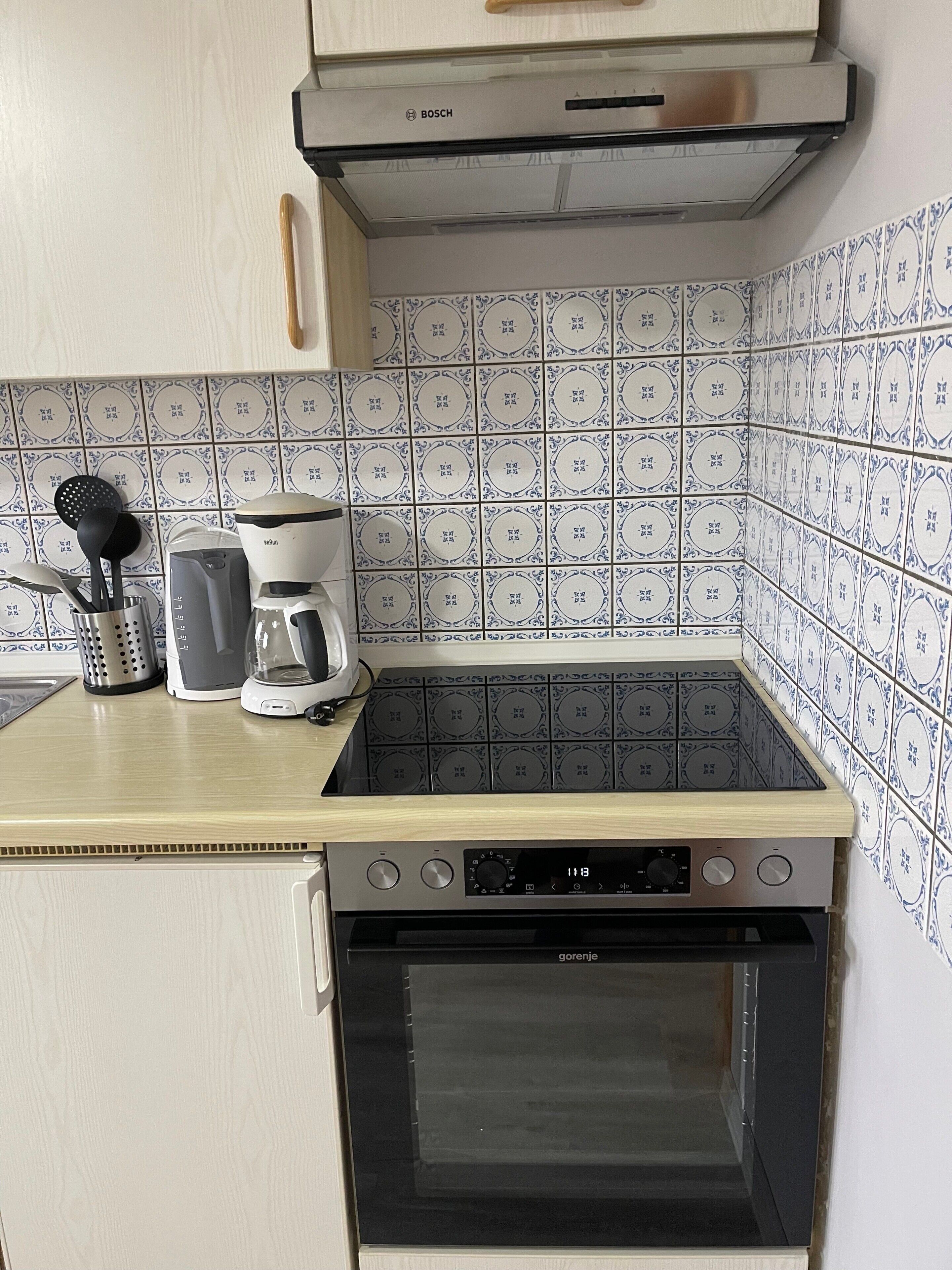 Kühlschrank, Mikrowelle, Ofen, Herdplatte