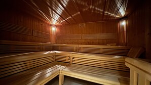 En sauna med træbænke og lamelvægge.