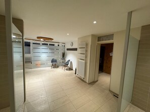 المنشأة من الداخل