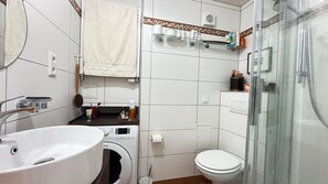 Shower, hair dryer, towels - Apartment 'Bayerwaldresort' with Mountain View, Shared Pool and Wi-Fi (Sankt Englmar)