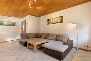 Fernseher, Tischtennisplatte, Stereoanlage