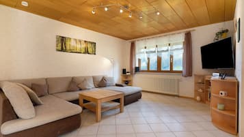 Fernseher, Tischtennisplatte, Stereoanlage