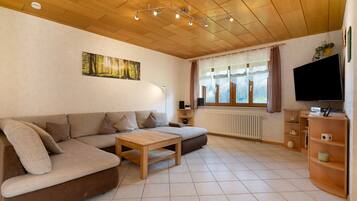 Fernseher, Tischtennisplatte, Stereoanlage