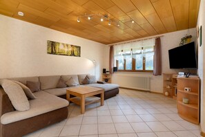 TV, table tennis, stereo