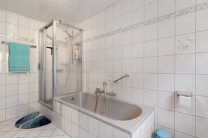 Shower, hair dryer, towels - Apartment 'B, 4 Sterne' with Mountain View, Shared Garden and Wi-Fi (Kappelrodeck)