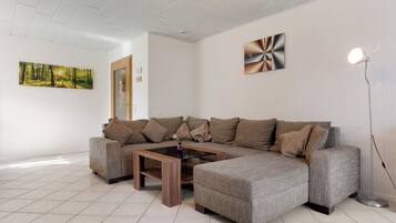 Fernseher, Tischtennisplatte, Stereoanlage