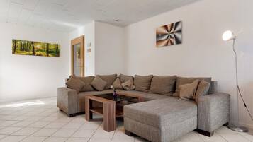 Een televisie, een tafeltennistafel en een stereo