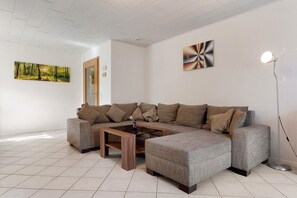 Una televisión, una mesa de tenis de mesa, un reproductor estéreo