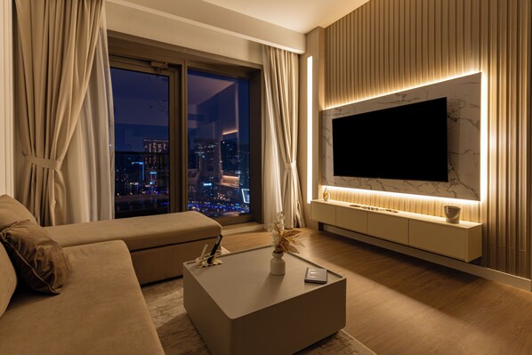 Luxury Apartment, Canal View | Premium bedding, down comforters, in-room safe, individually decorated