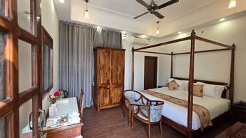 Grand Room, 1 King Bed, Terrace