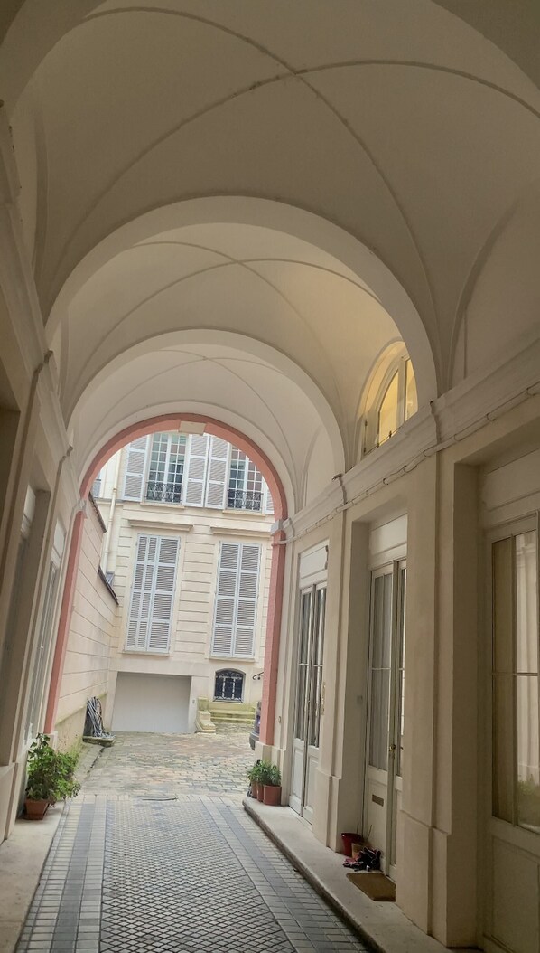 تفاصيل الفندق من الخارج