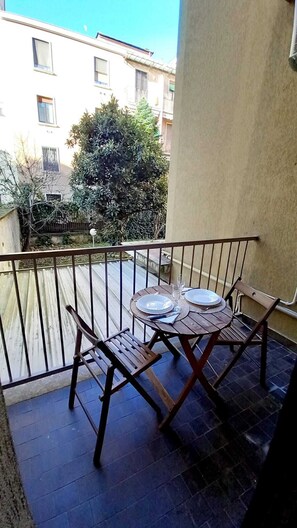 Outdoor dining - Elegant apartment near the Duomo, San Siro, Fiera Milano, and City Life (Milano)