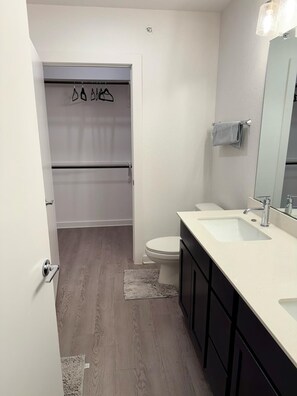 Secadora de cabello, bidet, toallas, jabón
