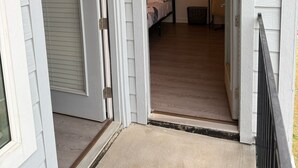 Een kamer met een bed, een tafeltje en een raam.
