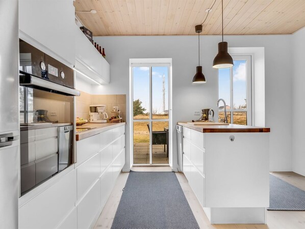 Fridge, oven, dishwasher, cookware/dishes/utensils