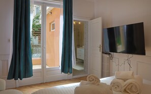 Habitación doble, baño en la habitación | Decoración personalizada, insonorización, wifi gratis y ropa de cama