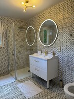 Habitación estándar doble, vistas al jardín | Baño | Ducha y bañera combinadas, secador de pelo, albornoces y toallas