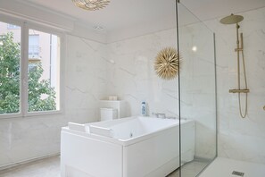 Bañera de hidromasaje cubierta