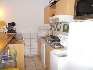 Fridge, microwave, oven, stovetop - Apartment T2 Les Pieds dans L'Eau (BANYULS SUR MER)
