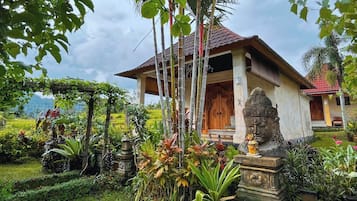 Vila Deluks, pemandangan kebun | Teras/patio