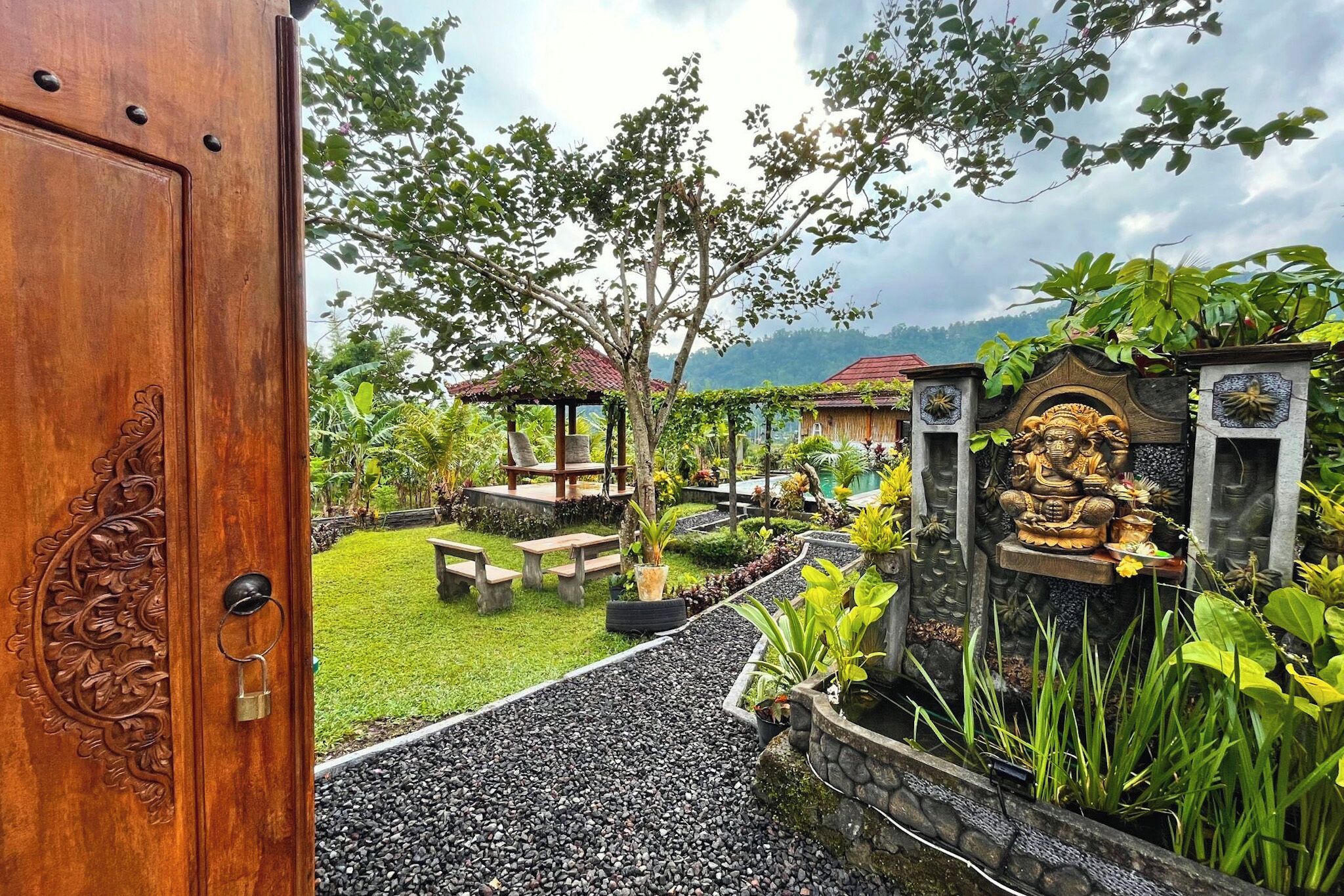 Pintu masuk properti