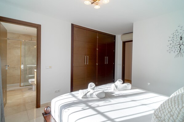 5 slaapkamers, een strijkplank/strijkijzer, gratis wifi, beddengoed