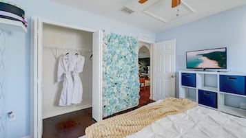 3 slaapkamers, een bureau, een strijkplank/strijkijzer, reisbedje