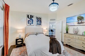 3 dormitorios, escritorio, tabla de planchar con plancha y cuna de viaje