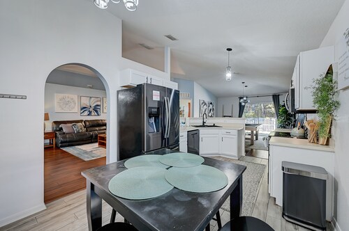 BEST on the WEST HomeNr Shopping/Food/DWTN with Games &Private Yard