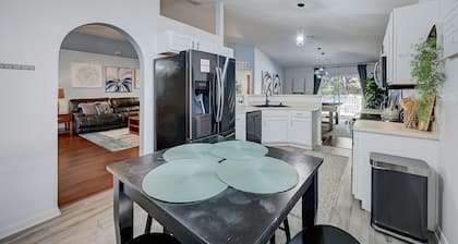 BEST on the WEST HomeNr Shopping/Food/DWTN with Games &Private Yard