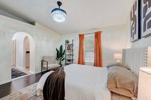 3 bedrooms, desk, iron/ironing board, travel crib