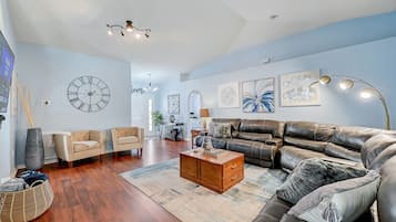 Een smart-tv, boeken en een printer