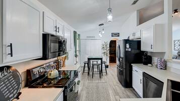 Een koelkast, een microgolfoven, een oven, een kookplaat